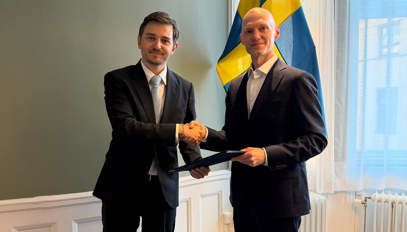 Laurent Leveugle, vd f&ouml;r NuCore Energy, l&auml;mnar in ans&ouml;kan om st&ouml;d till ny k&auml;rnkraft i Oskarshamn till finansmarknadsminister Niklas Wykman. Foto: Fortum.