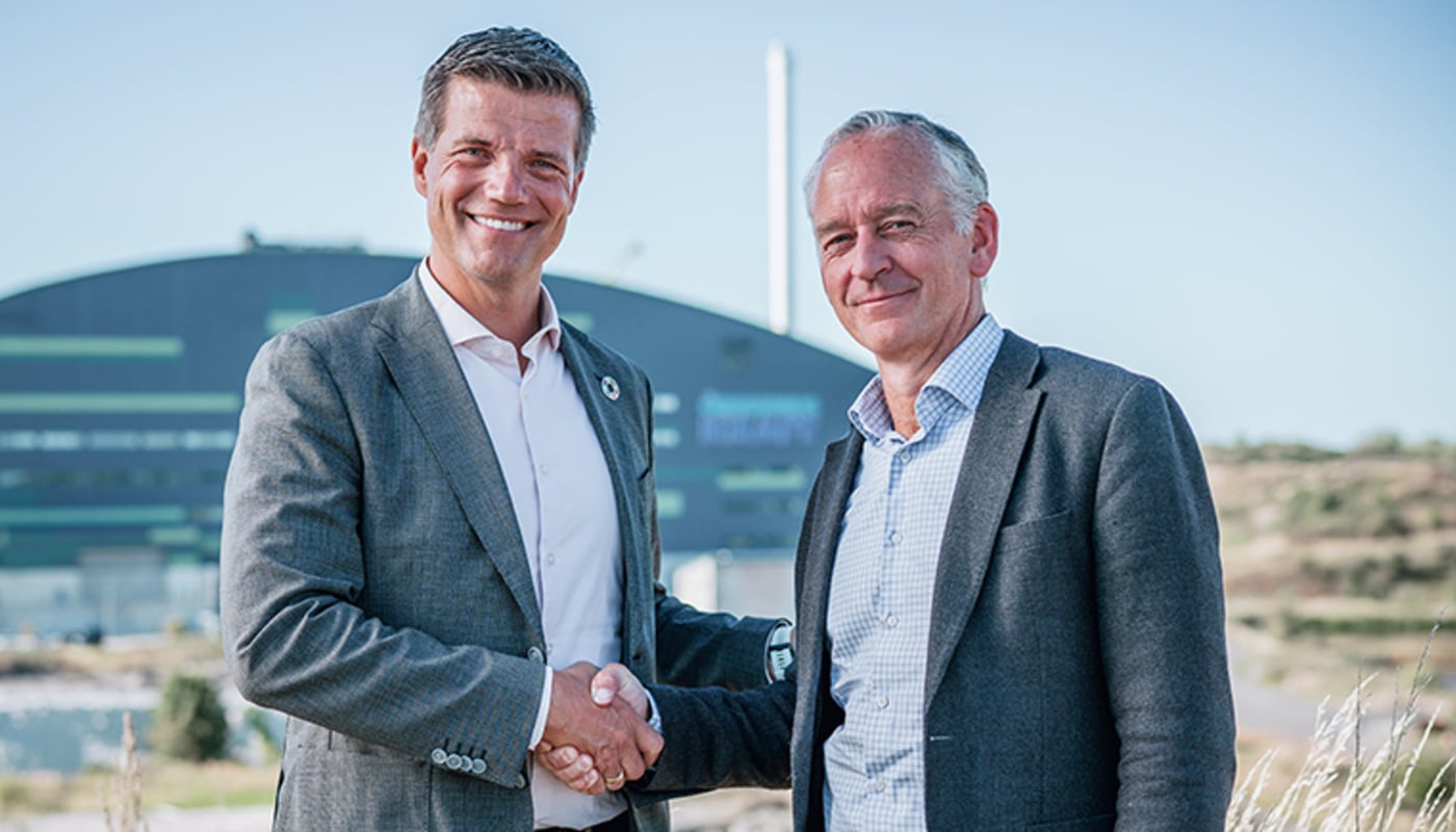 Stefan H&aring;kansson, vd, &Ouml;resundskraft, och Henrik Ager, vd och koncernchef H&ouml;gan&auml;s AB &ndash; med Filbornaverket i bakgrunden. Foto: &Ouml;reesundskraft. 