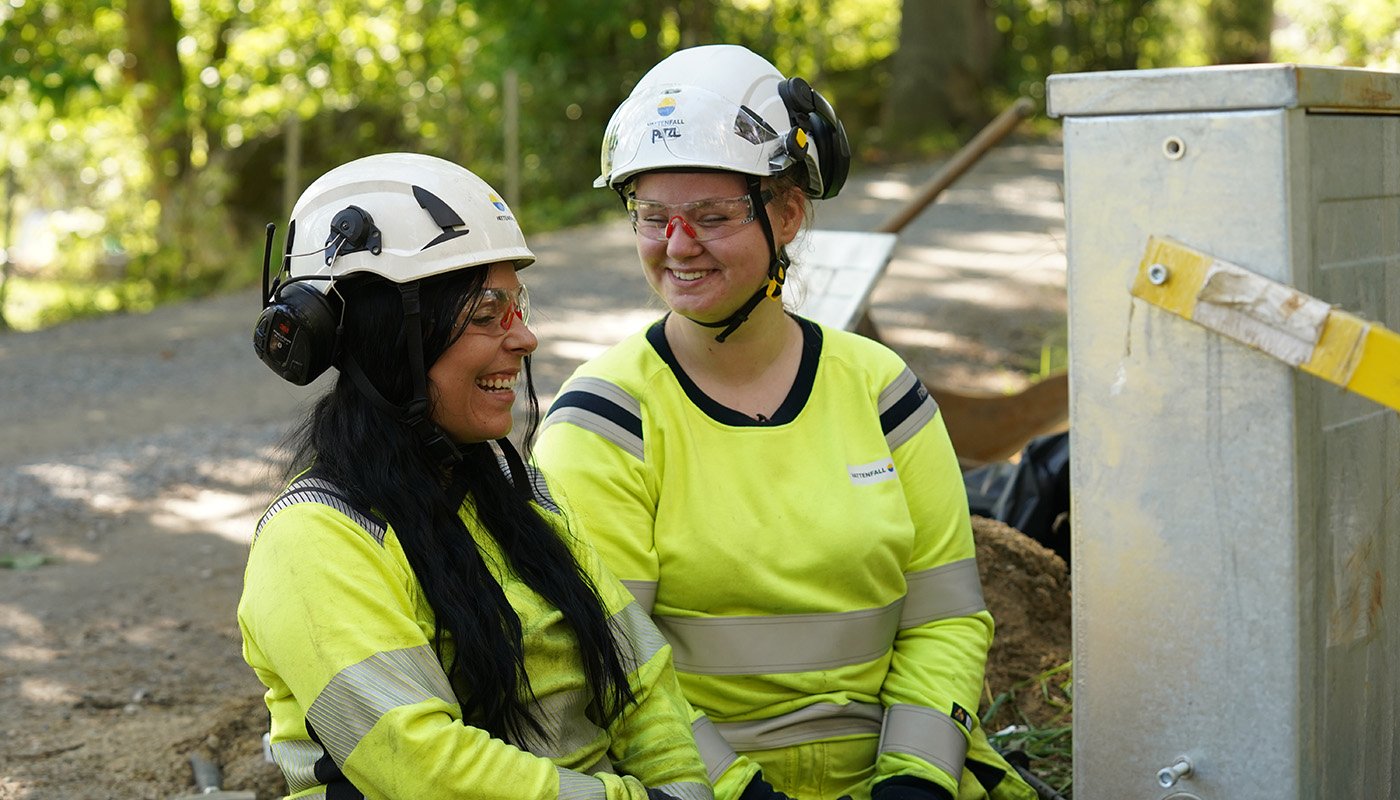 Elkraftsteknikerna Angelica Jonsson och Julia Klotz på Vattenfall Services. Foto: Vattenfall.