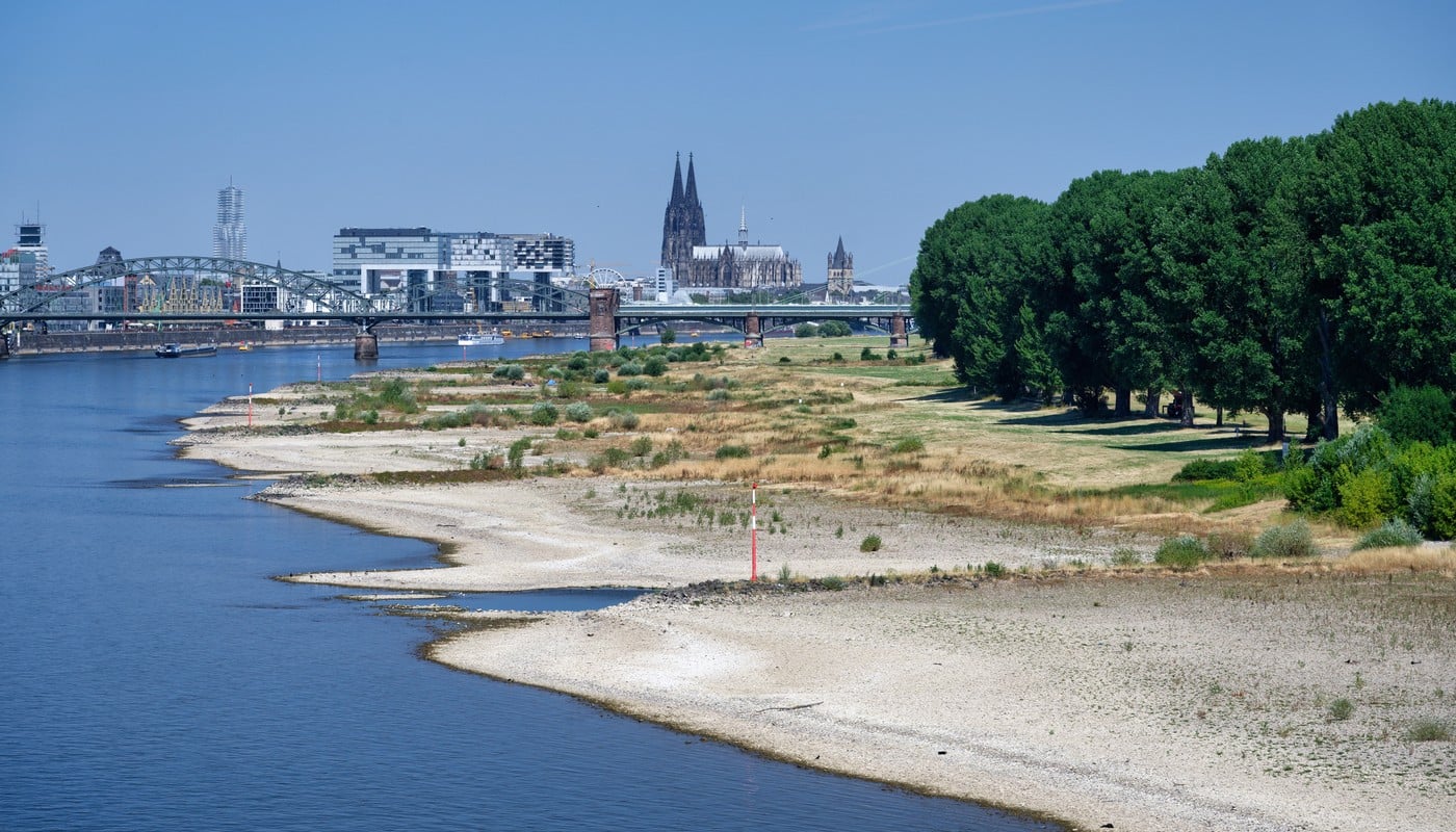 Rhen hade rekordlåga vattennivåer under sommaren, här i Köln. Foto: Shutterstock.