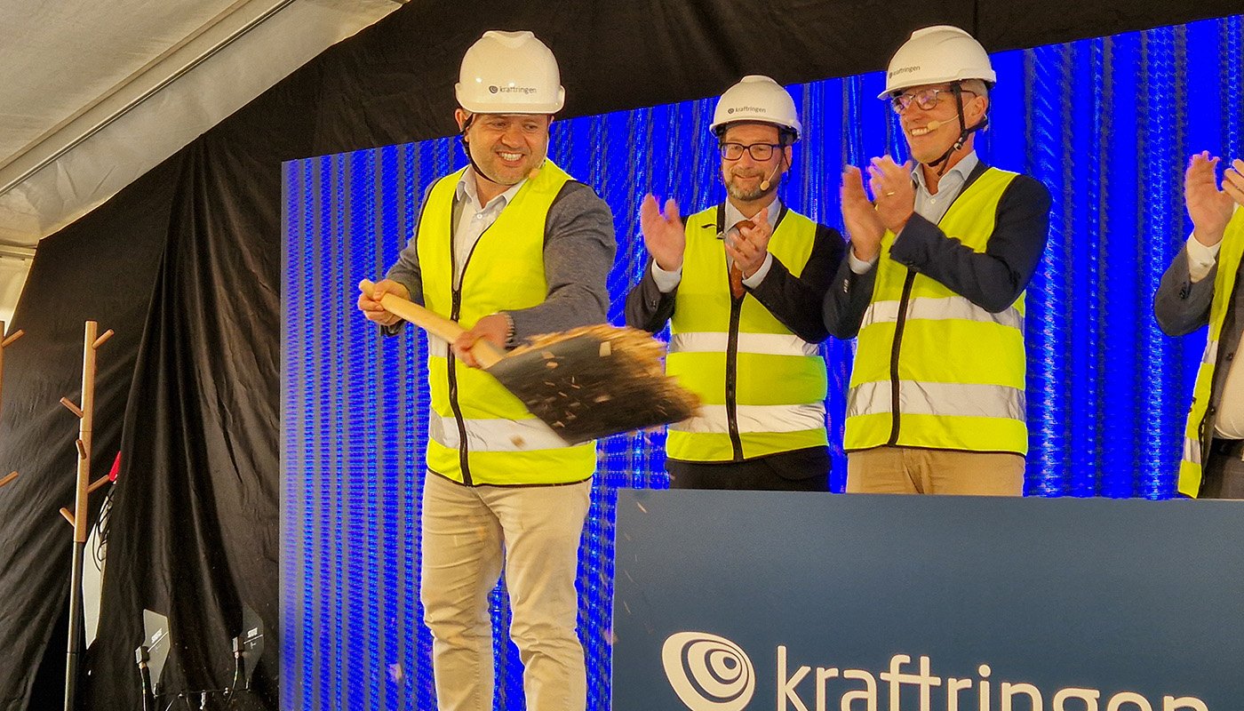 Kraftringens vd Sezgin Kadir tar första spadtaget.