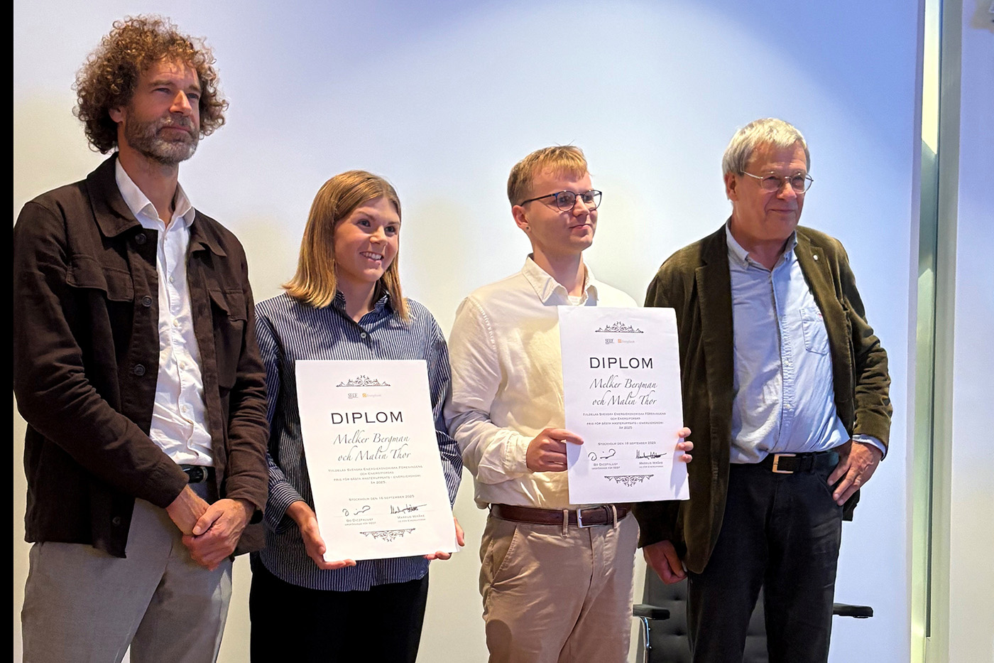 De två pristagarna Melker Bergman och Malin Thor på Handelshögskolan i Göteborg flankeras av Energiforsks vd Markus Wråke och energinestorn Bo Diczfalusy.