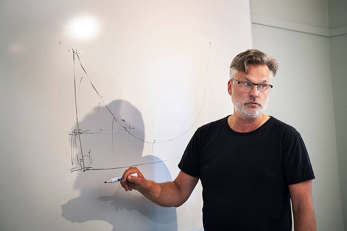 Affärsstyrningschefen Johan Jonsson ritar upp företagets värmeproduktion över året – ett utsträckt U.