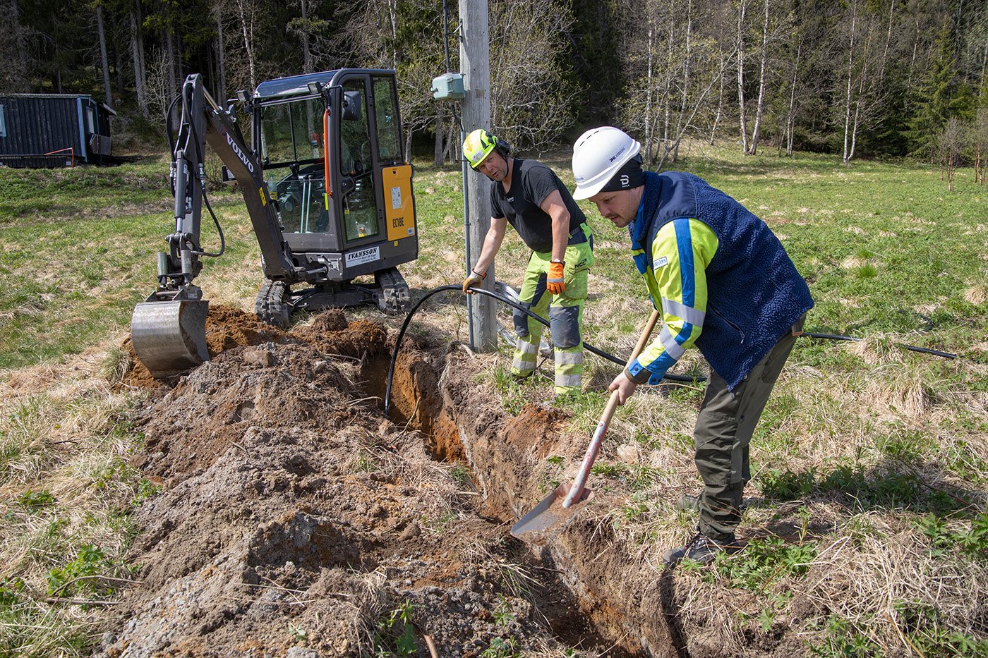 Nedgrävning av kabel i Ljungdalen där Härjeåns investerar 5 miljoner kronor i elnätet.