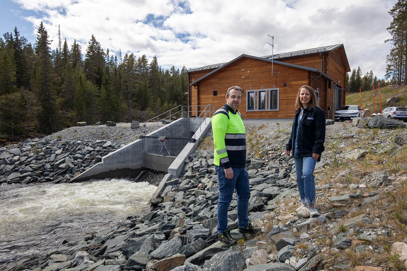 Härjåns vattenkraftschef Björn Groth och kommunikatören Emma Dahl vid Tännfallets kraftstation.