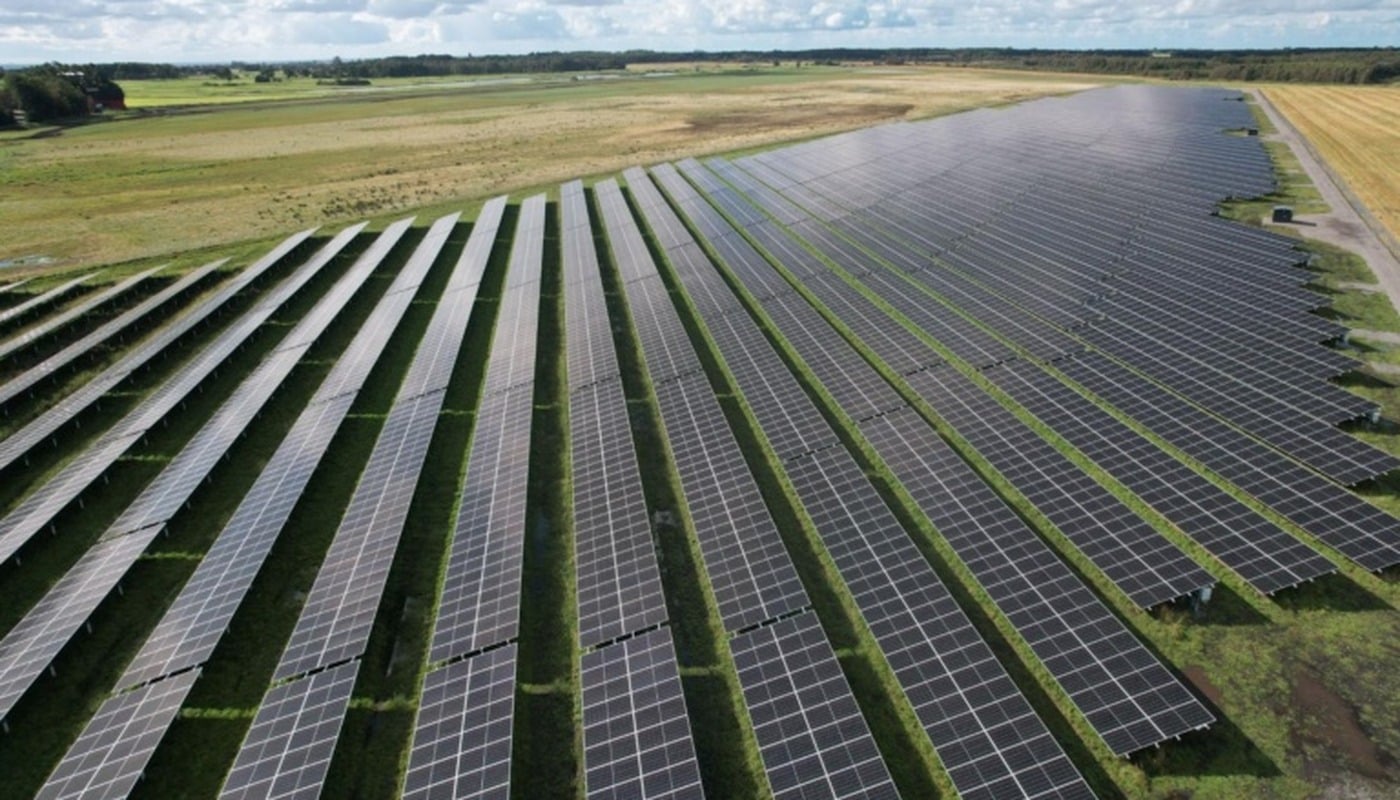 Ramsj&ouml;holms solpark utanf&ouml;r Falkenberg, 11 MW. Foto: Alight.