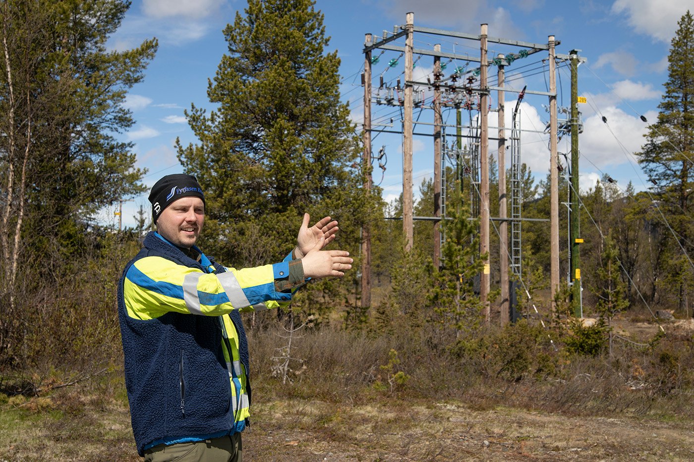 Projektledaren Andreas Björns vid en nydragen kraftledning i Ljungdalen som nu får ett mer tillförlitligt elnät.