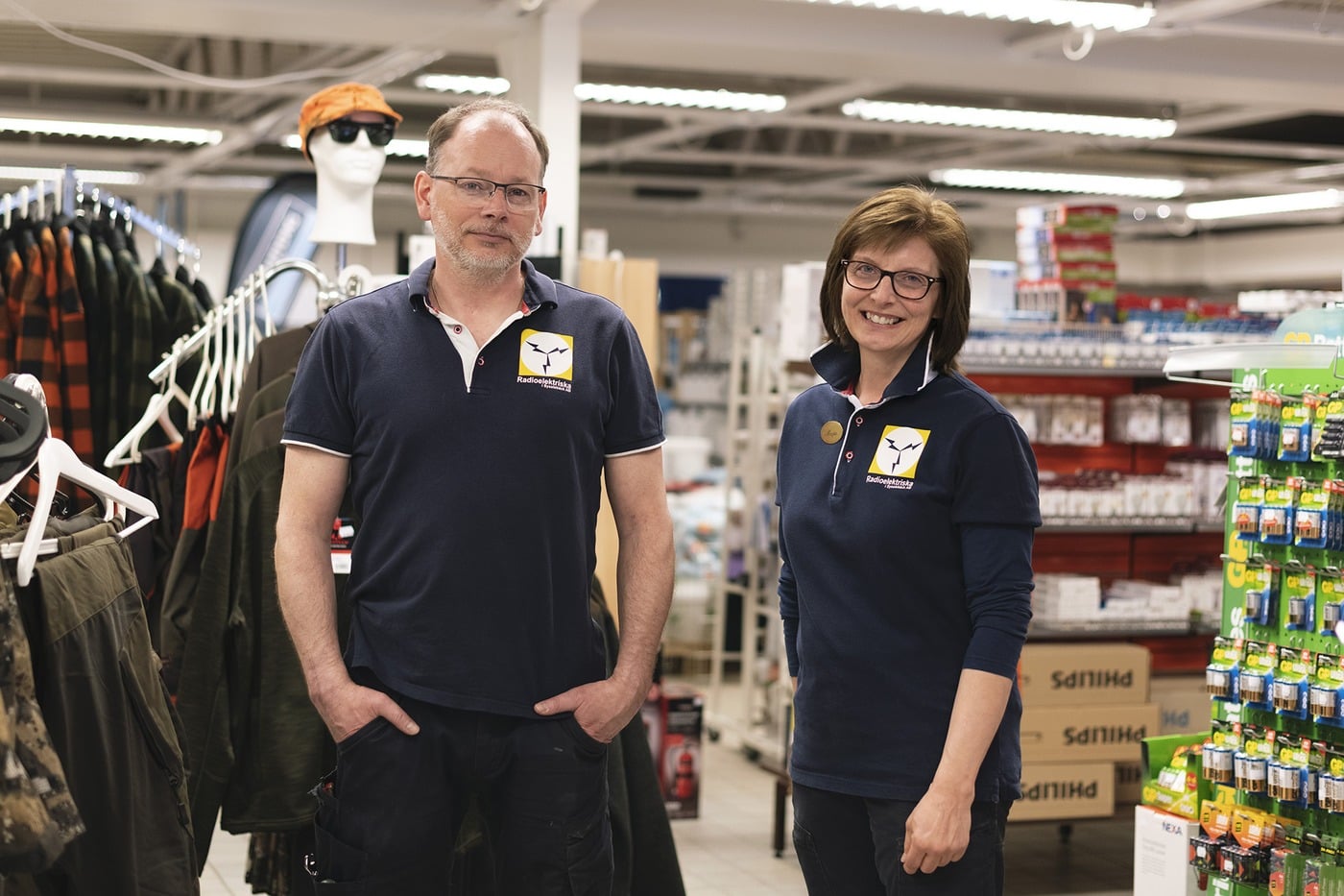 Butikschef Ingemar Jonsson och expediten Maja Bönström i alltiallo-affären Radioelektriska i Sysslebäck.
