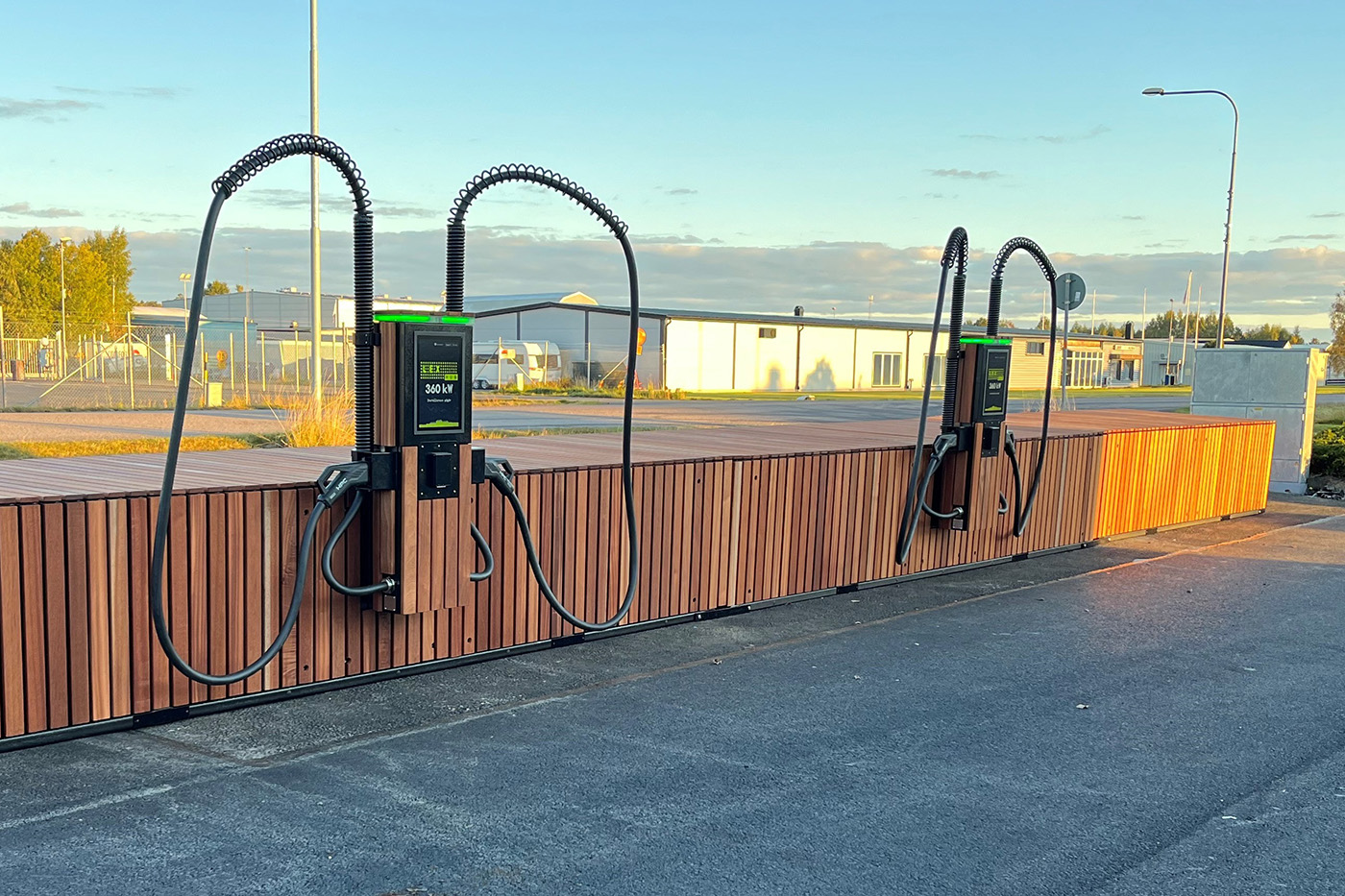 De nya snabbladdarna (360 kW vardera) i Götene. Foto: Kinnekulle Energi.