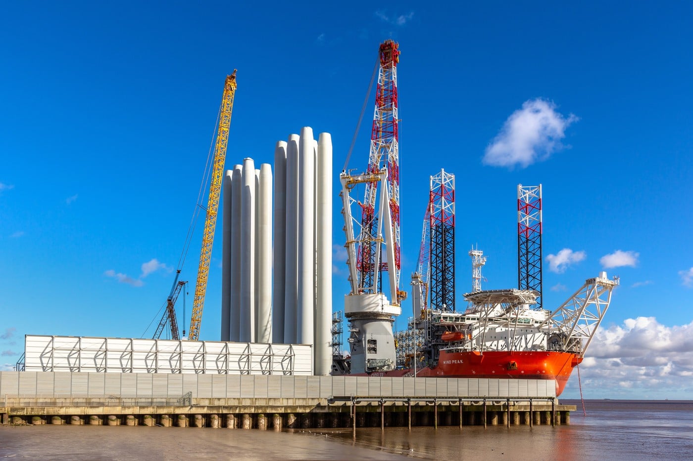 Fartyget Wind Peak hjälper till att frakta och installera vindkraftverk. Här i Kingston upon Hull. Foto: Shutterstock.