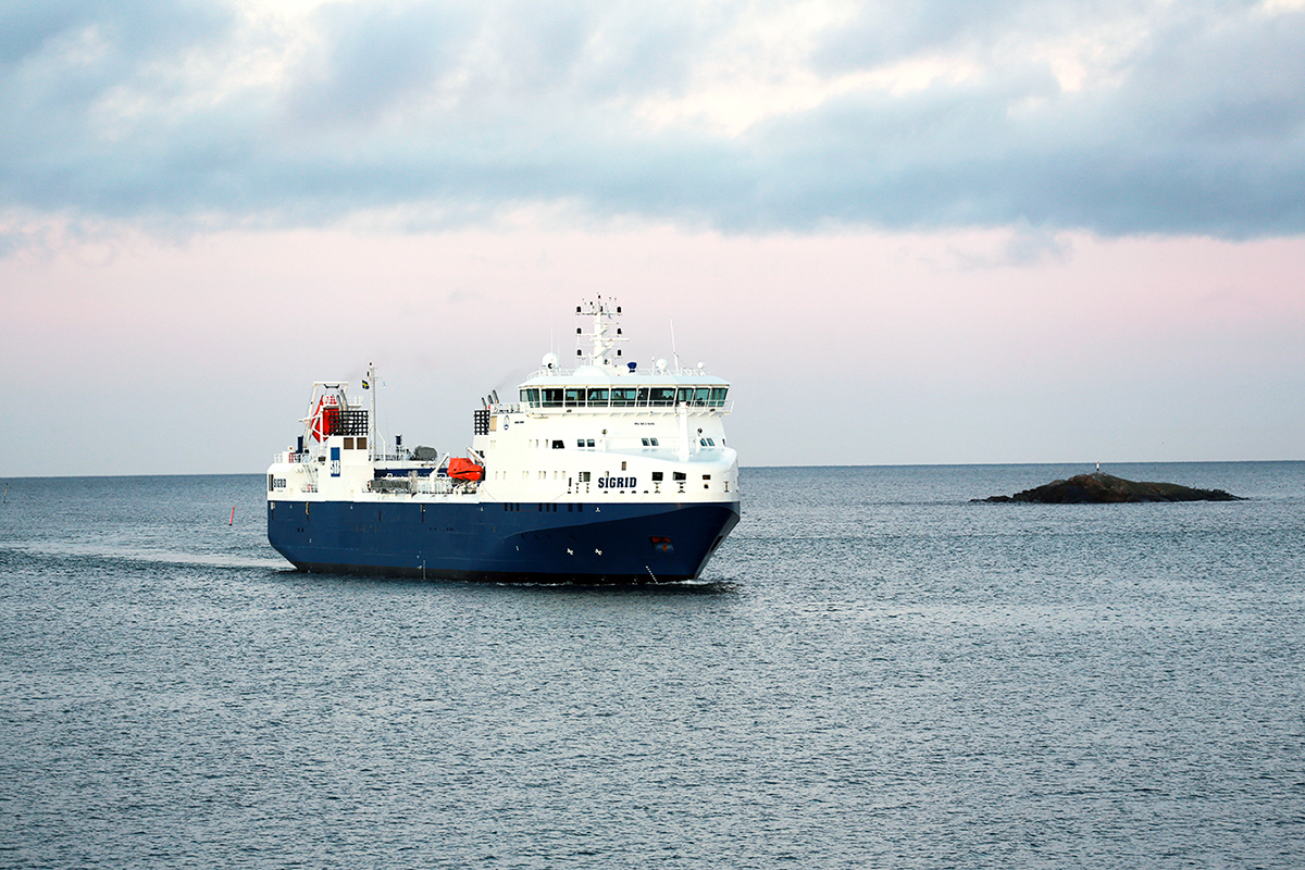 Alla transporter av det använda kärnavfallet genomförs med SKB:s fartyg m/s Sigrid.