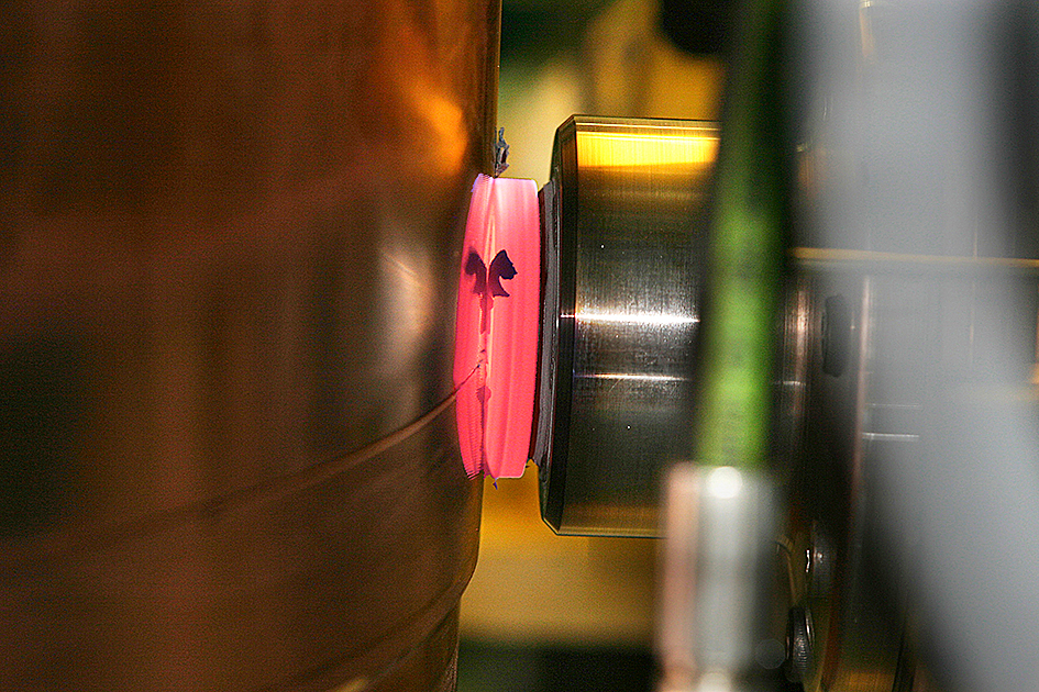 Kopparrören svetsas samman med friktionssvetsning, som ger en homogen yta utan fogar.