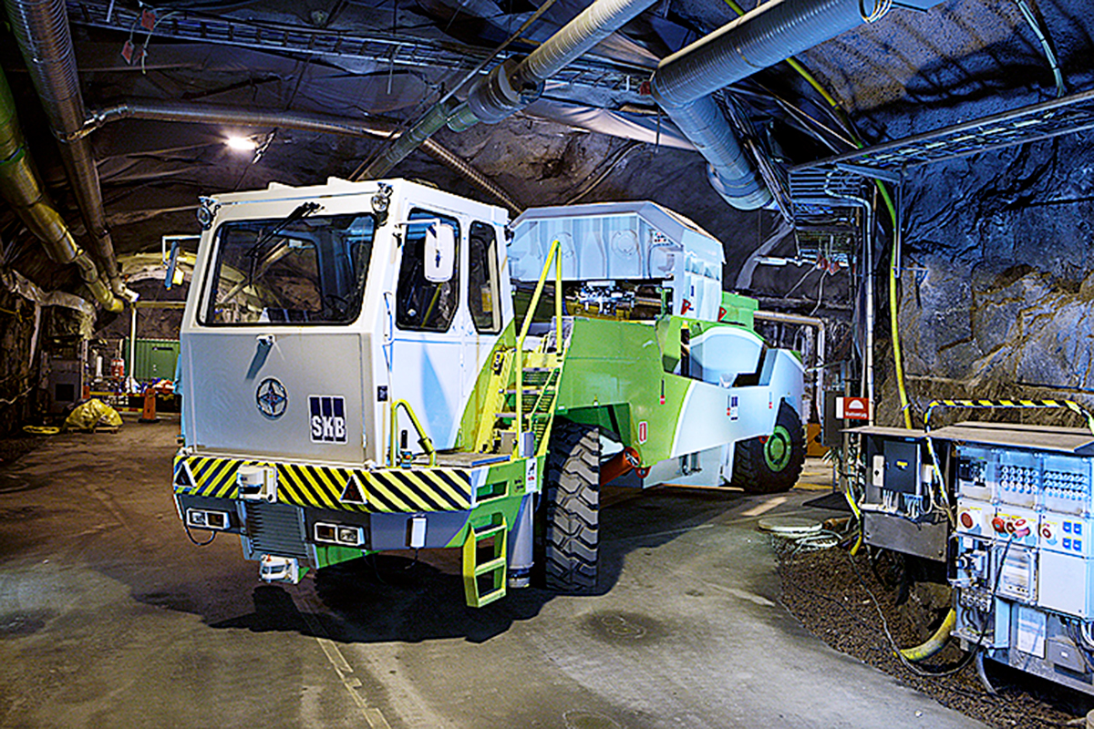 En prototyp över den framtida maskinen som kommer frakta kapslarna ner i förvaret.