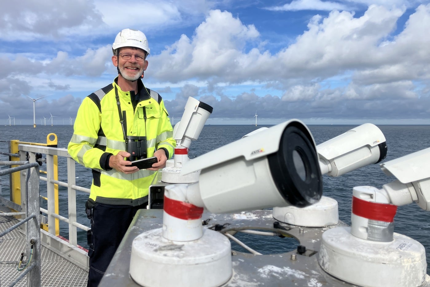 Jesper Kyed Larsen, f&aring;gelekolog p&aring; Vattenfall, visar v&auml;rmekamerorna som anv&auml;ndes i den nya studien. Foto: Vattenfall.