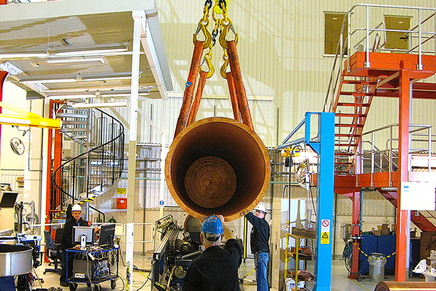 Kopparkapseln där kärnbränslet ska förvaras i är fem meter lång och har en diameter på drygt en meter.