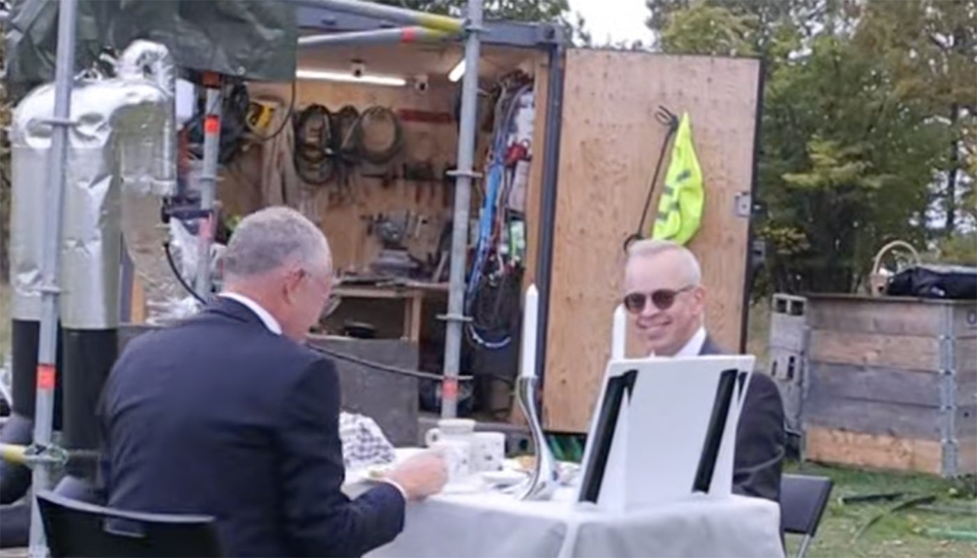 Henrik Lindståhl, forskningschef på Tekniska verken, på teparty med Jan Bergland, Hydroc Energys vd. Bild: skärmbild från Svt. 