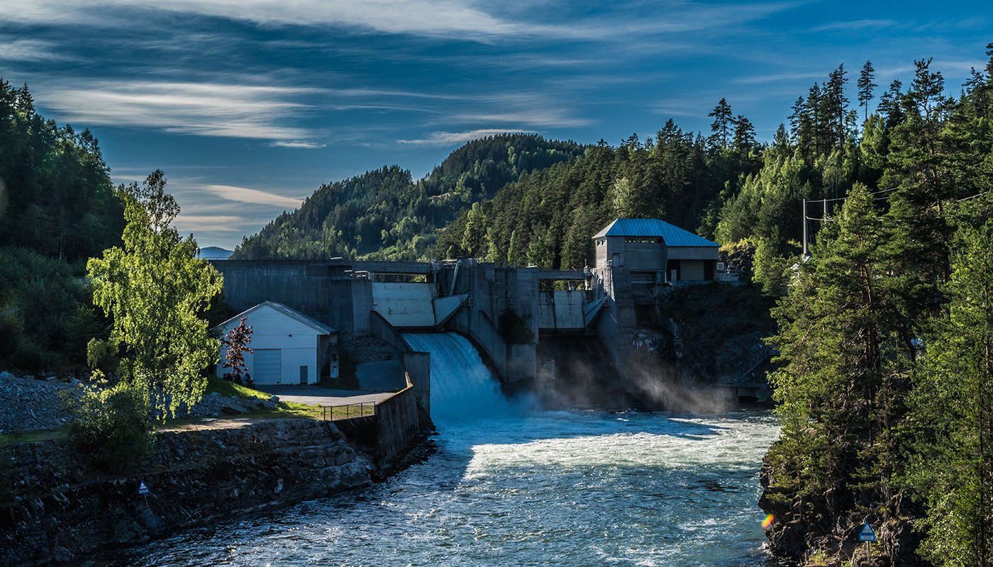 Vattenkraften i Norge är en garant för mestadels låga elpriser. På bilden: Årlifoss vattenkraftstation. Foto: Shutterstock.