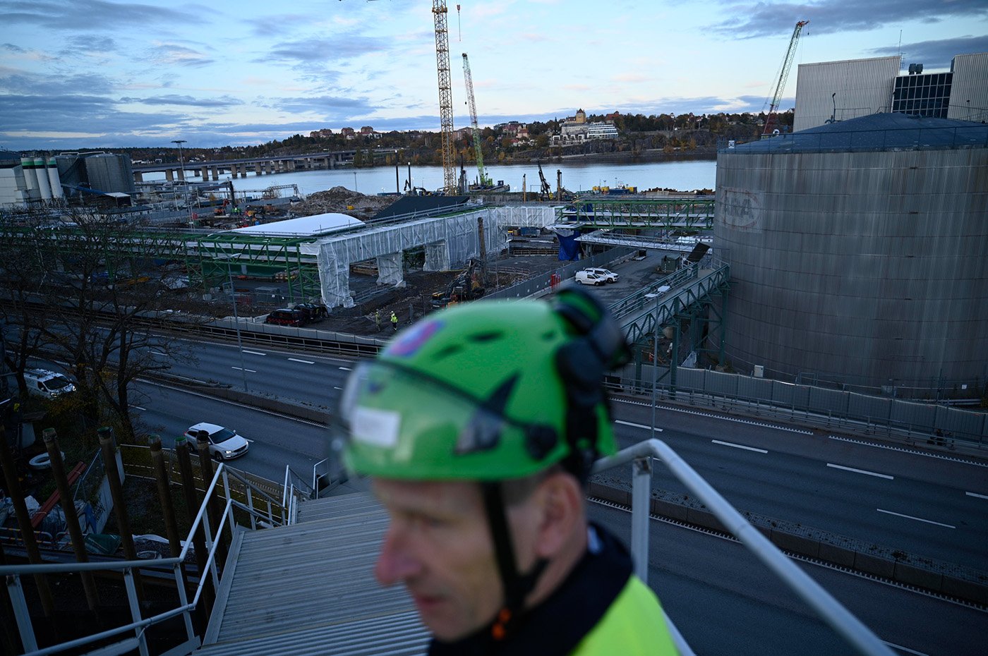Nu pågår arbetet för fullt med att bygga den nya bio-CCS-anläggningen vid Värtahamnen.