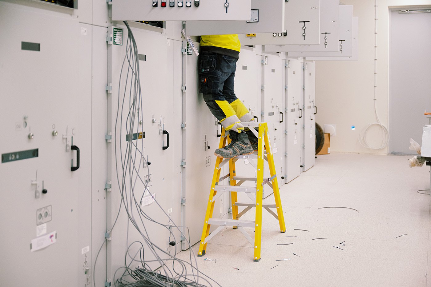 Inkopplingsarbete i den nya fördelningsstationen Snögrinde. 