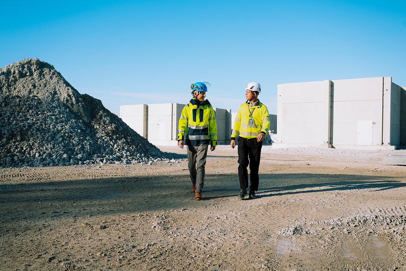 Gotlands Elnäts vd Kalle Blomberg (t v) i samspråk med Alfred Karlsson, projektledare på konsultföretaget Afry, som ansvarar för projekteringen av den nya fördelningsstationen..