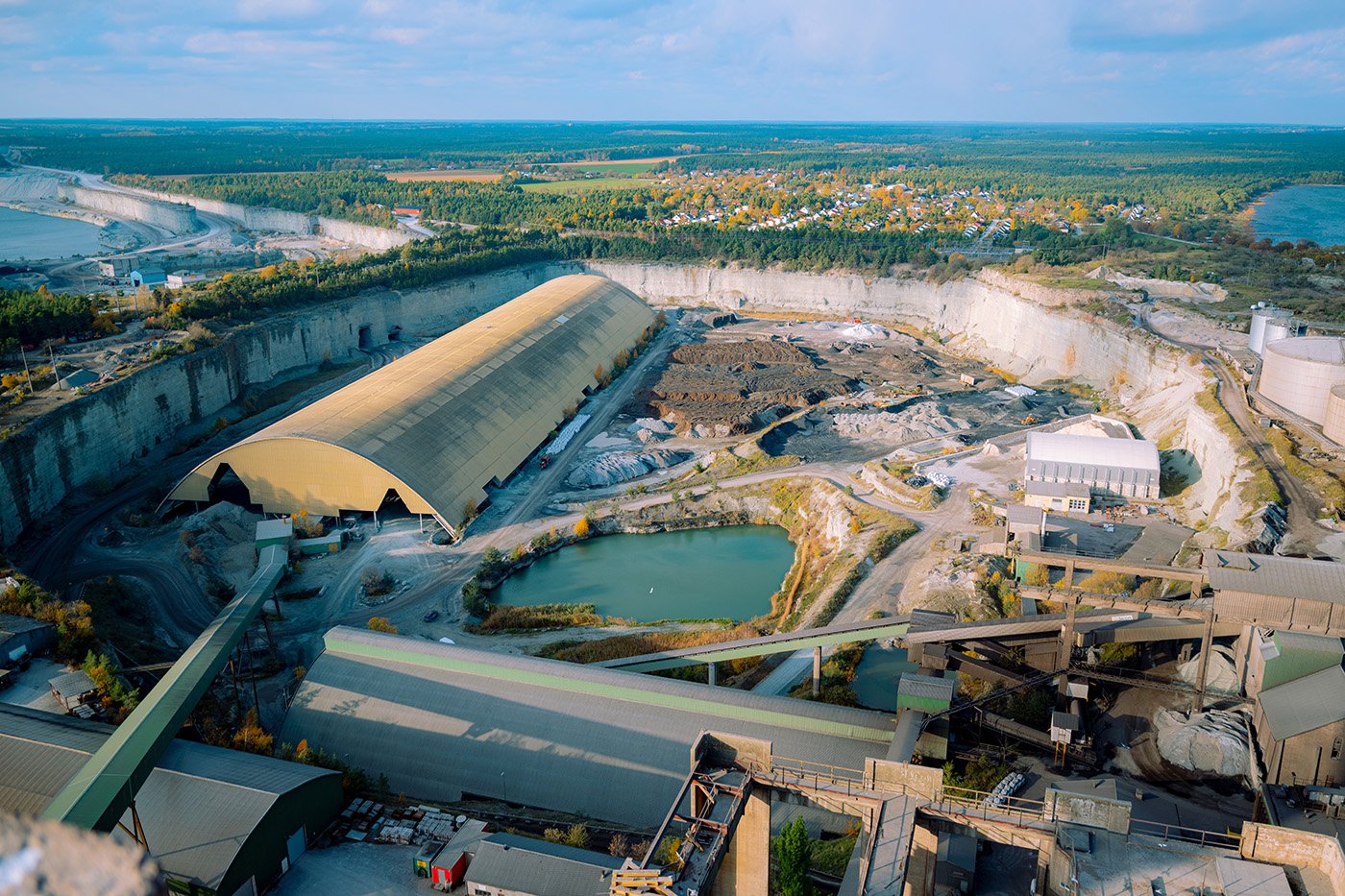 Här nedanför – på den äldsta täkten - är planen att bygga den nya CCS-anläggningen om finansieringen går i lås.