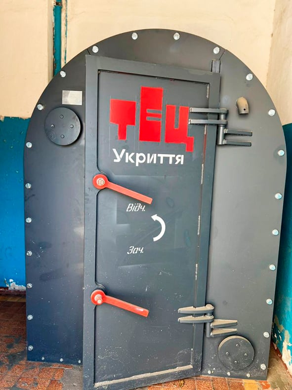 Livskapslar av stål låter medarbetare ta skydd utan att behöva springa ut från kraftvärmeverket.