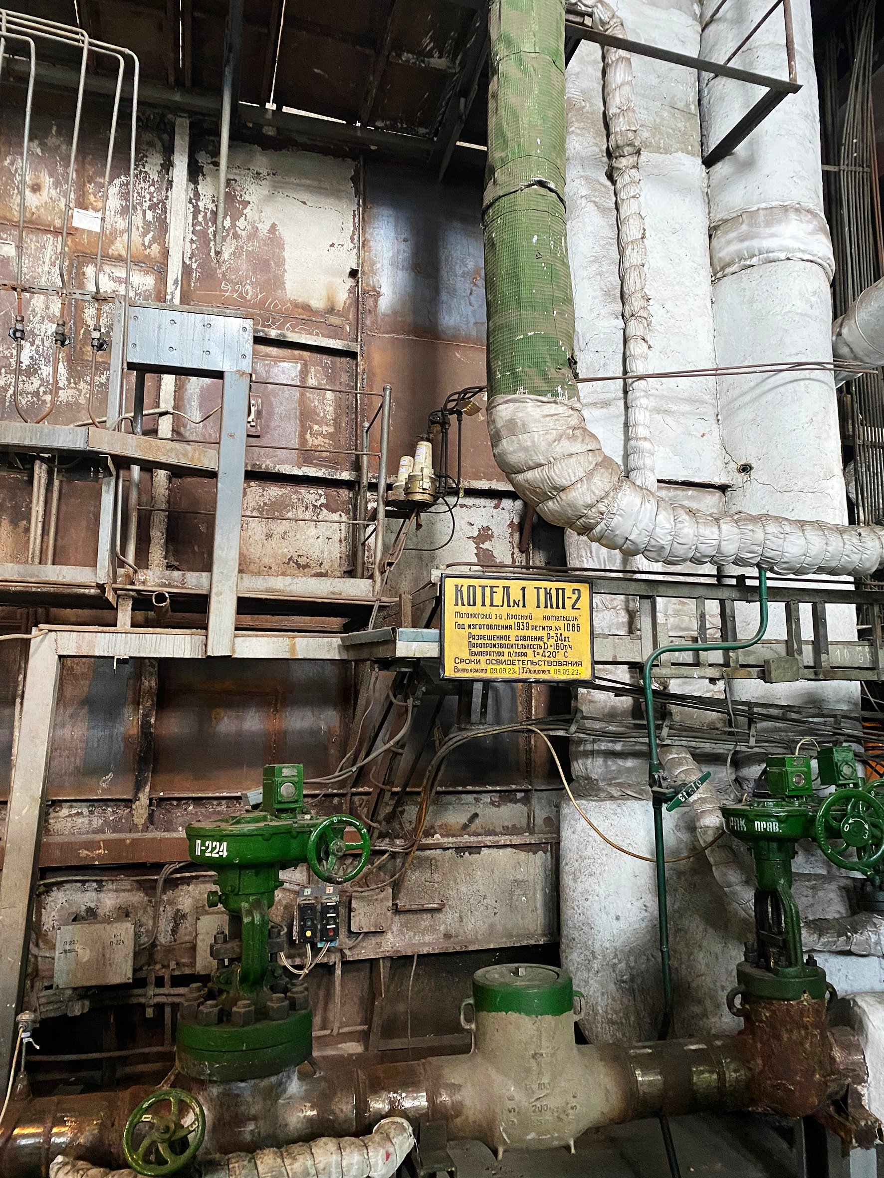 Kraftvärmeverkets reservpanna från 1939 har trots sin höga ålder visat sig vara en värdefull tillgång, då den fortfarande är funktionsduglig.