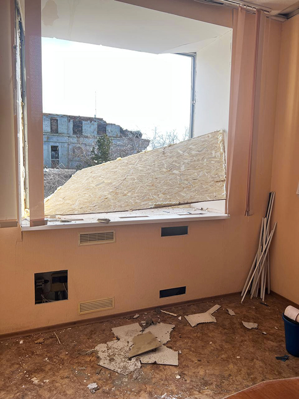 De återkommande angreppen har förstört glasrutorna i anläggningen.