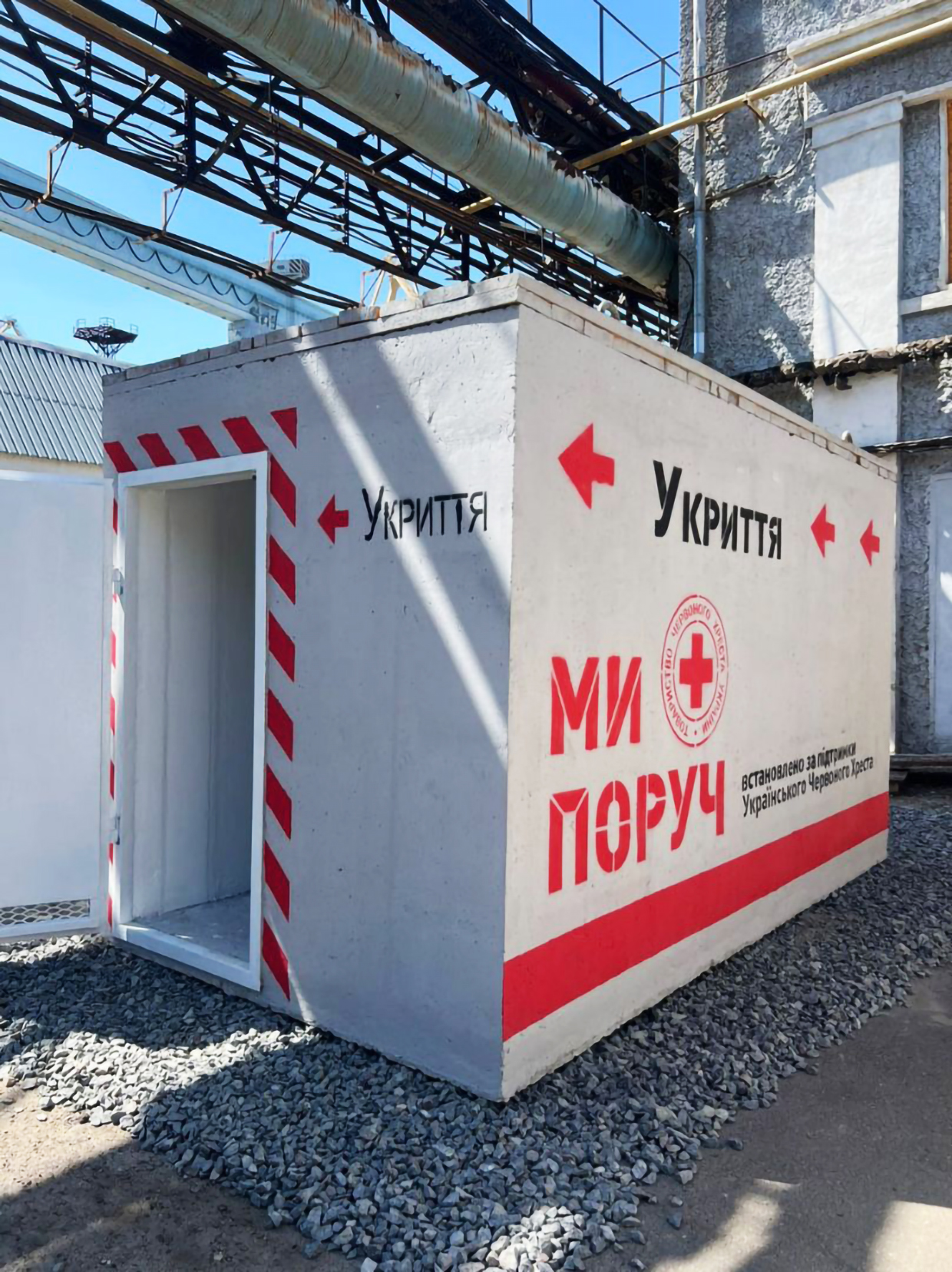 Ett stort antal nya skyddsrum har byggts runtom på anläggningsområdet.