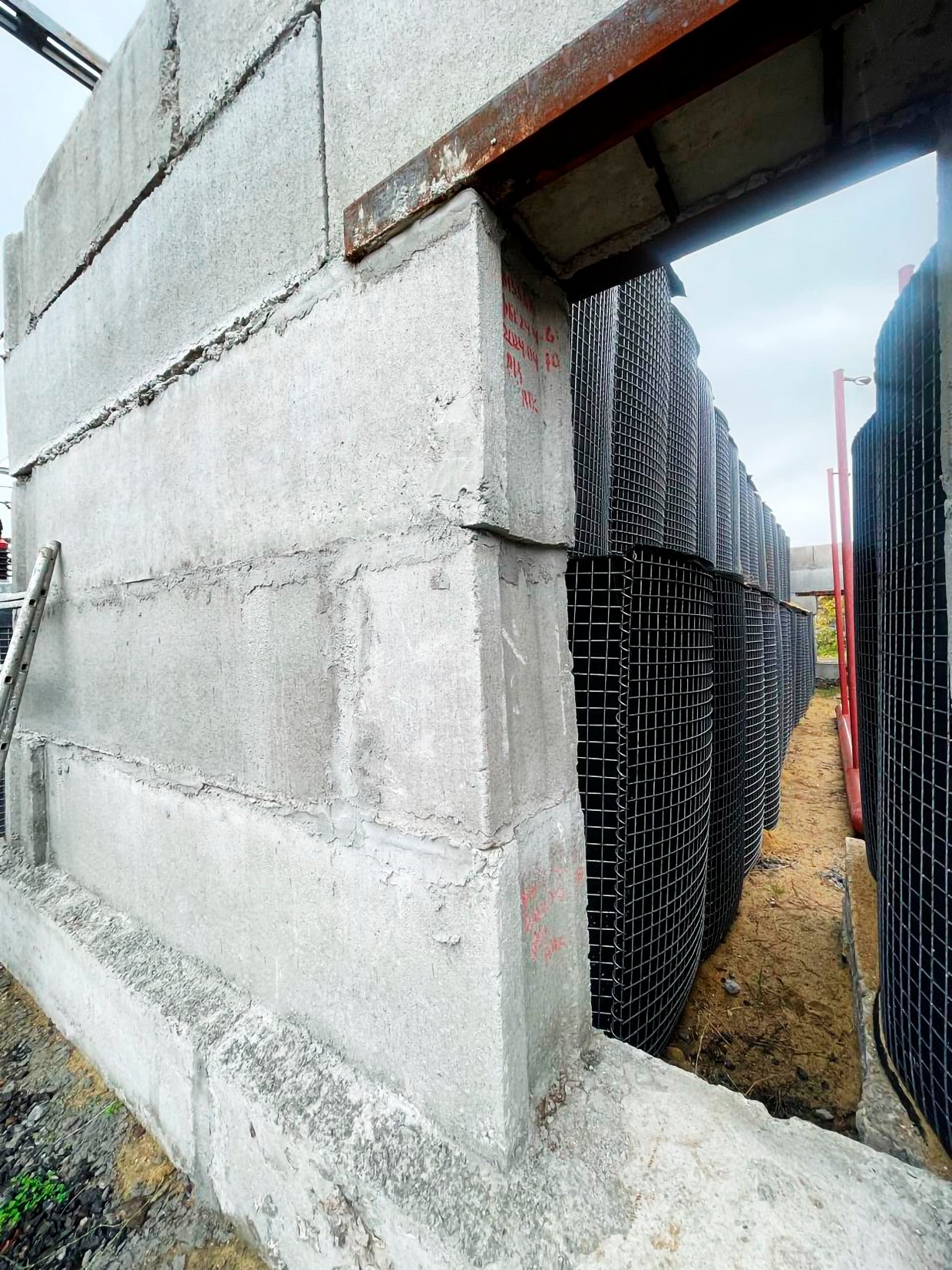 Nya betongmurar samt vallar med sandsäckar har satts upp för att skydda viktiga delar av anläggningen från tryckvågor och splitter.