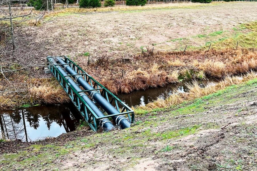 Fackverksbro för ledningen.
