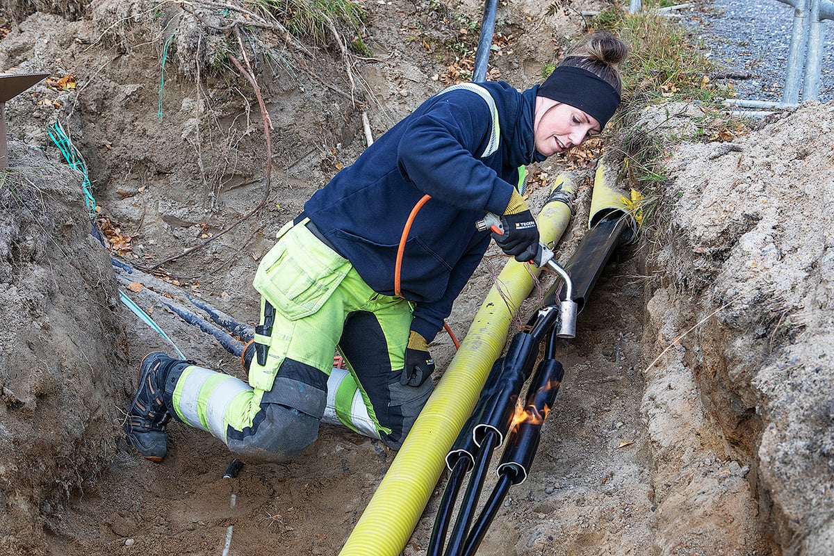 Skarvning av h&ouml;gsp&auml;nningskabel kr&auml;ver noggrannhet. H&auml;r krymper Marta t&auml;tslangen runt skarven med gasolbr&auml;nnare.