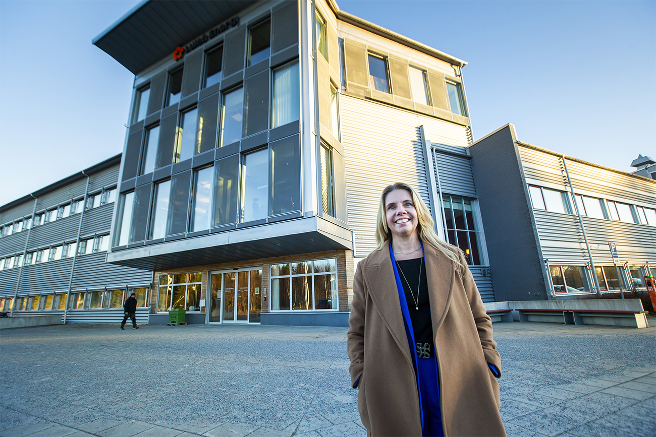  Katharina Frank framför Luleå Energis huvudkontor.