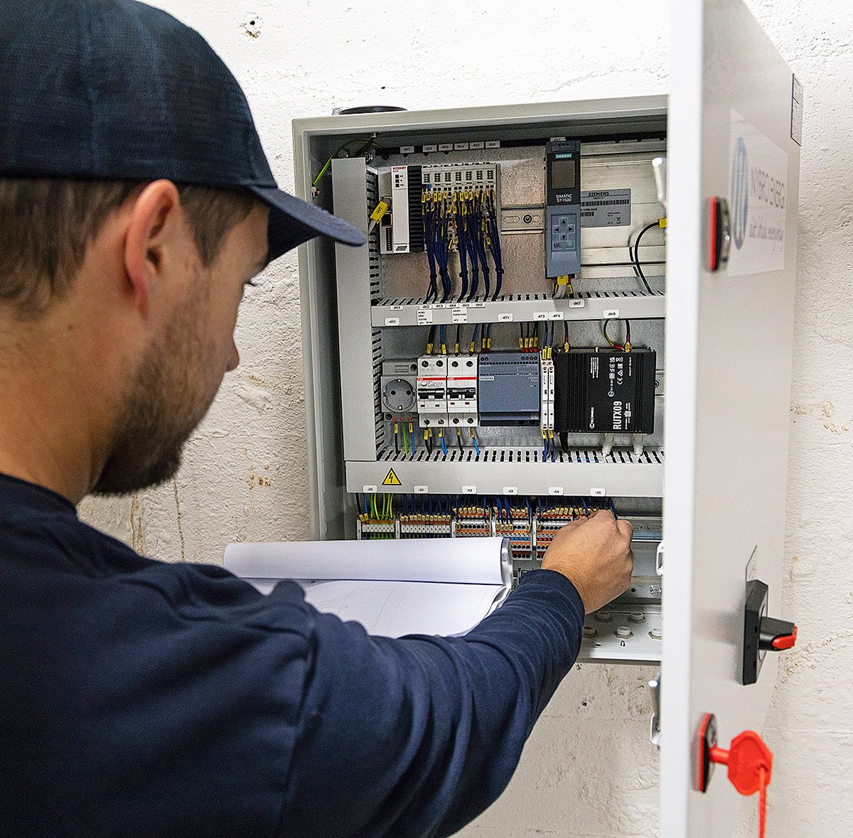 Nybro Energis elmont&ouml;r Joacim Erlandsson installerar den kommunikationsmodul som ska anv&auml;ndas f&ouml;r fj&auml;rrstyrning och &ouml;vervakning av anl&auml;ggningen.