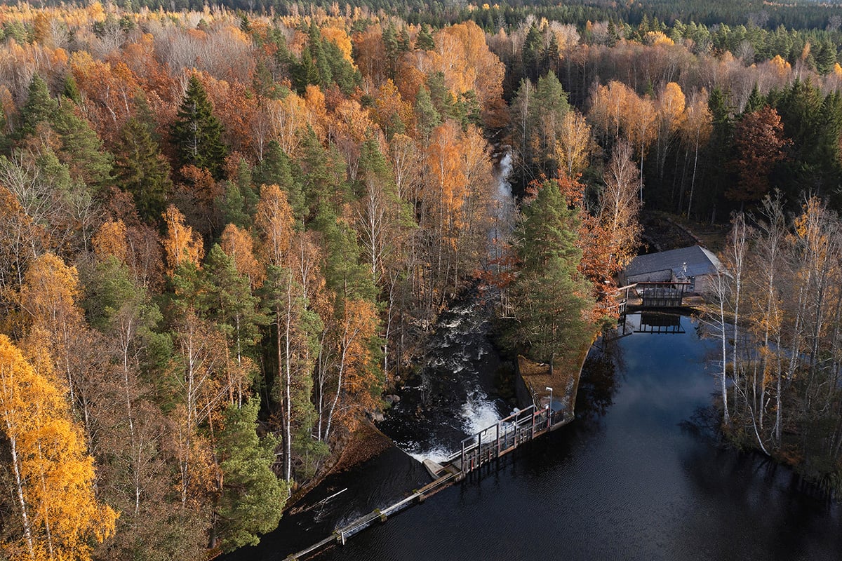 Alster&aring;n &auml;r ett vattensystem p&aring; elva mil som g&aring;r genom fyra sm&aring;l&auml;ndska kommuner som omfattar fem vattenreglermagasin och 20 vattenkraftverk. Verken producerar runt 25&thinsp;000 MWh per &aring;r.