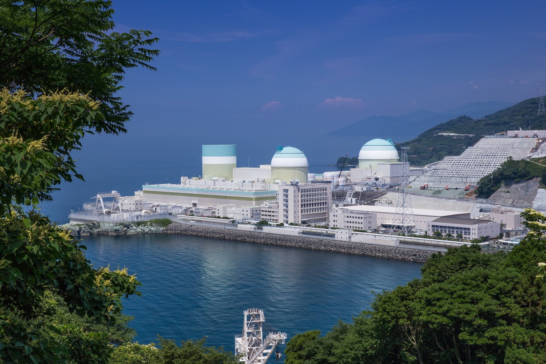 Ikata-kärnkraftverket på ön Shikoku var ett av alla kärnkraftverk som stängdes ned efter Fukushimaolyckan. Verket är i drift sedan 2021. Foto: Istock.