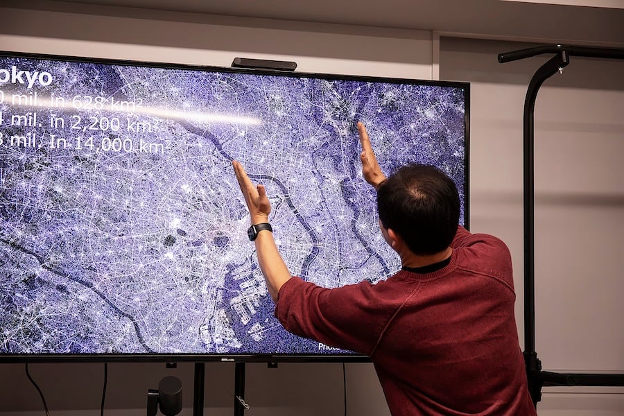 Professor Kei Yoshimura visar hur betydande delar av Tokyo som ligger under havsnivån – och därmed ständigt riskerar att översvämmas vid regnoväder. Foto: Joakim Rådström.