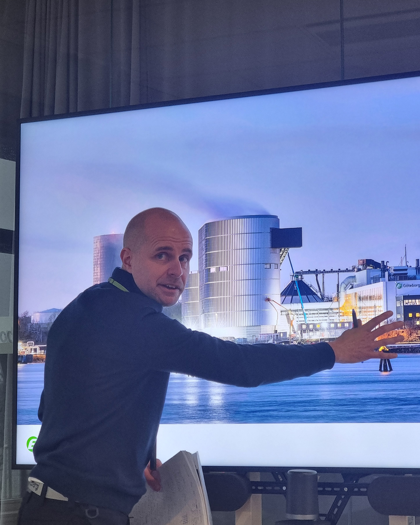 Per-Anders Gustafsson, vd p&aring; G&ouml;teborg Energi, ber&auml;ttar om anl&auml;ggningen under m&aring;ndagens pressvisning. Foto: Ann-Sofie Borglund.