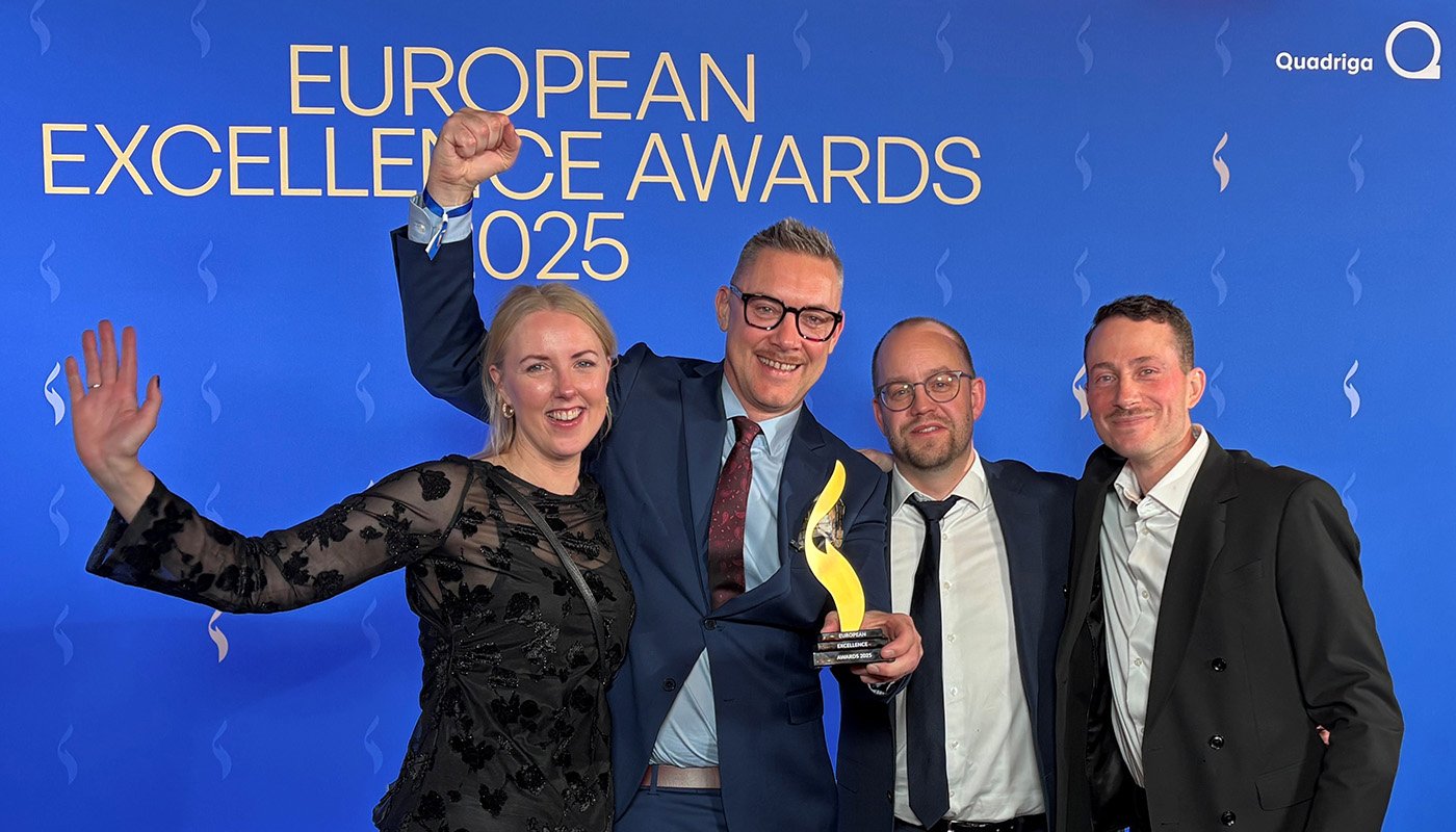 Sara Jonsson (vice vd), Olov Hjärtström Baudin (Public Affairs- och PR-ansvarig), Mattias Jonsson (affärschef Elnät) och Johan Westermark (marknads- och kommunikationschef) fick ta emot guldstatyetten på galan i Berlin sent i fredags. Foto: Umeå Energi.