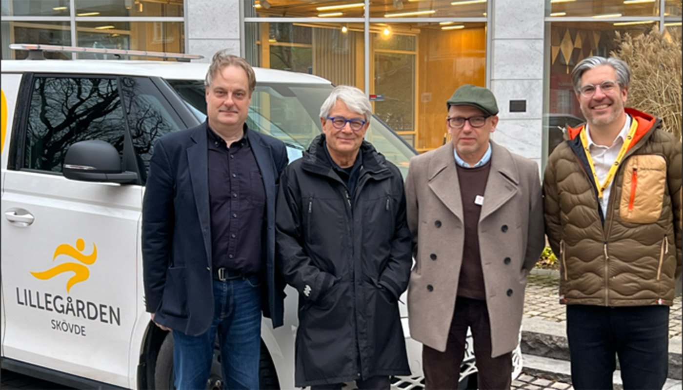 Samarbetspartnerna i Sk&ouml;vdes v2G-projekt, fr&aring;n v&auml;nster: Martin Oden&ouml;, Sk&ouml;vde kommun, Klas Boman, Energy Bank, Lars Eriksson, Sk&ouml;vde kommun, och Robert Alvarsson, Billinge Energi.