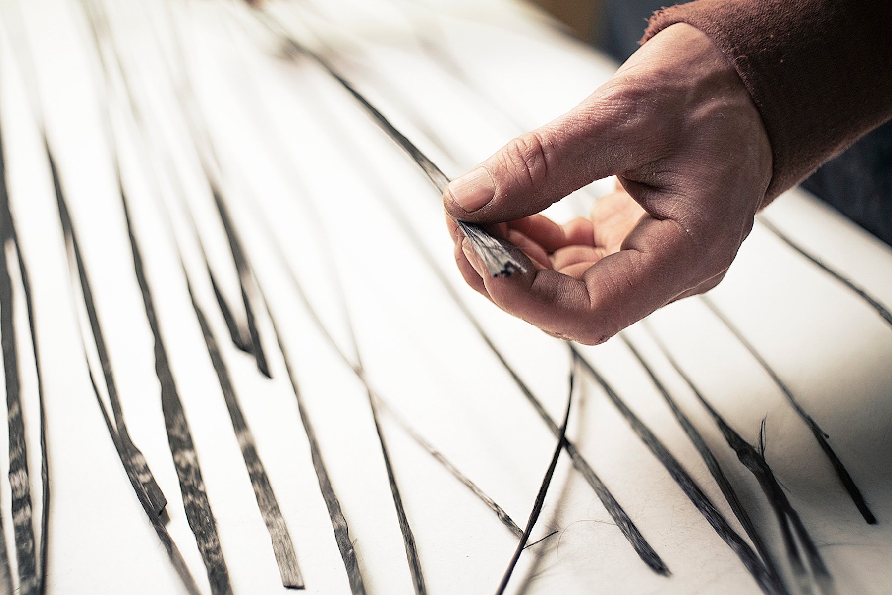 Kolfiberstr&auml;ngar fr&aring;n gamla turbinblad. Ju l&auml;ngre str&auml;ngarna &auml;r, desto starkare blir materialet. Foto: Vattenfall