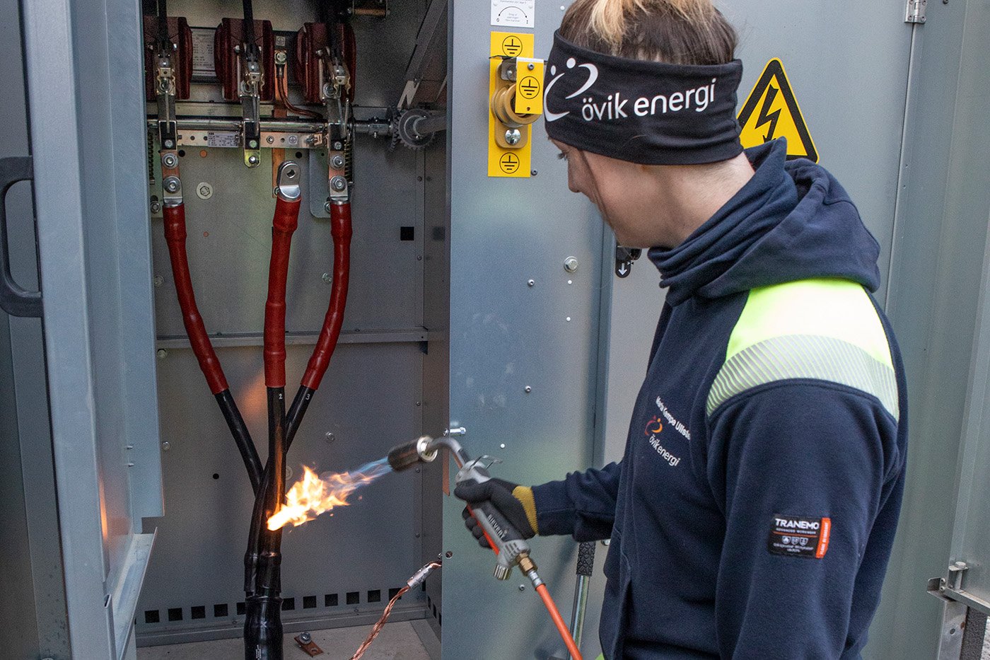 M&aring;nga knep beh&ouml;vs f&ouml;r att installationsarbetet ska flyta p&aring;. H&auml;r v&auml;rmer Marta upp h&ouml;gsp&auml;nningskabeln f&ouml;r att faserna ska flyttas om innan de ansluts till den nya n&auml;tstationen.