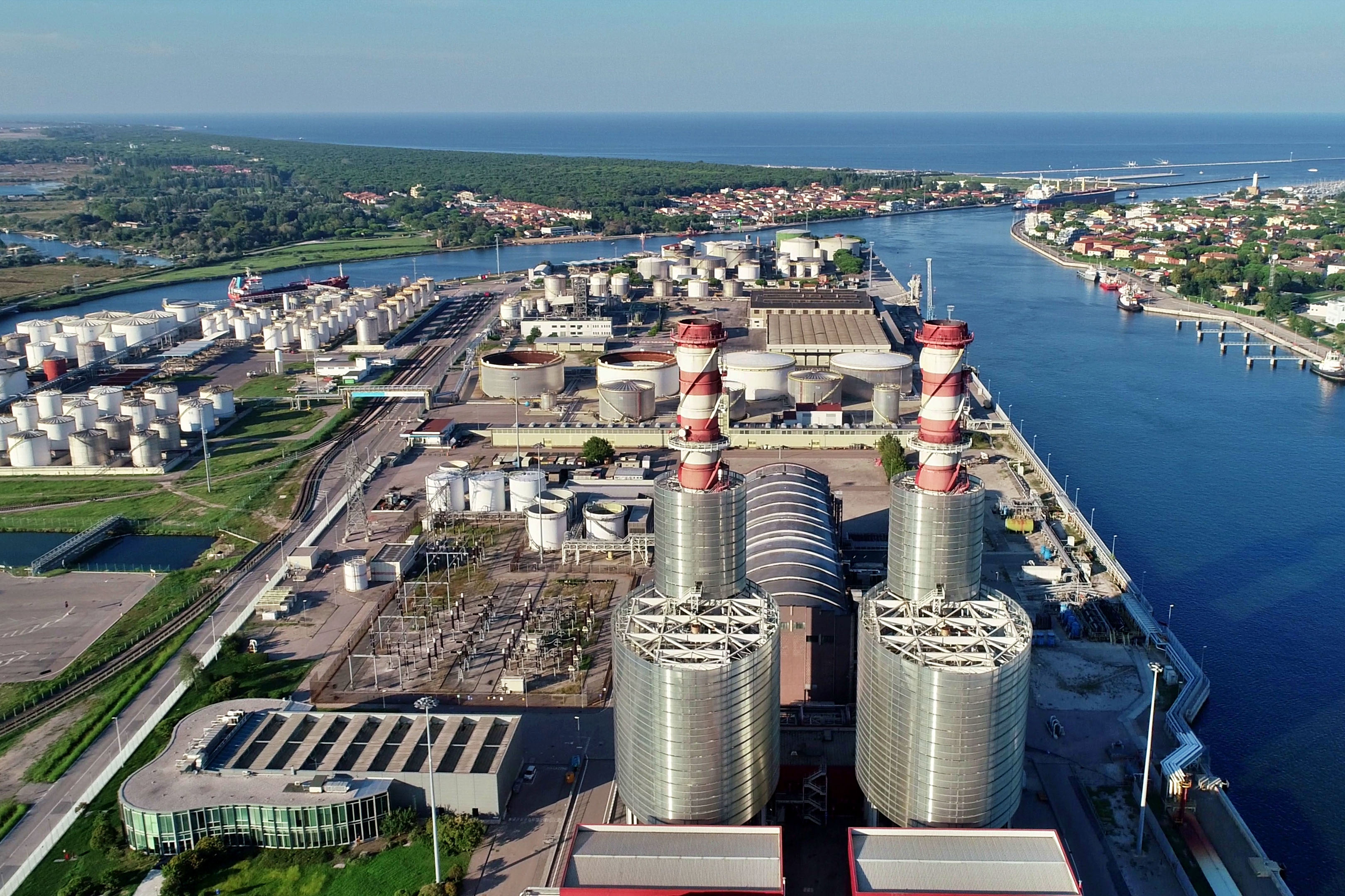 Gasverket Porto Corsini (704 MW), utanför Ravenna i nordöstra Italien, är ett av landets många gaseldade kraftverk. Knappt hälften av landets elproduktion kommer från naturgas. Foto: ShutterstockFoto: Shutterstock.
