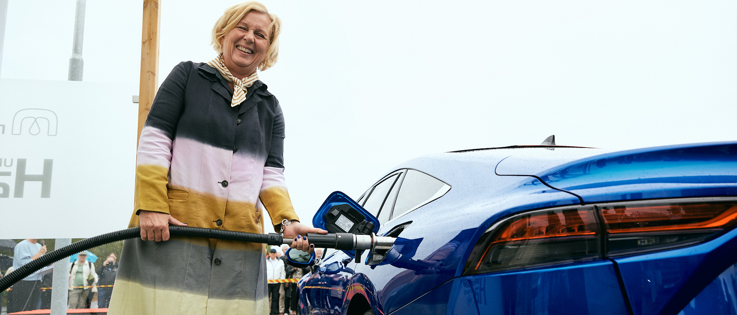 Maria Arnholm, landshövding i Kronoberg, tankar den vätgasdrivna Toyota Mirai.