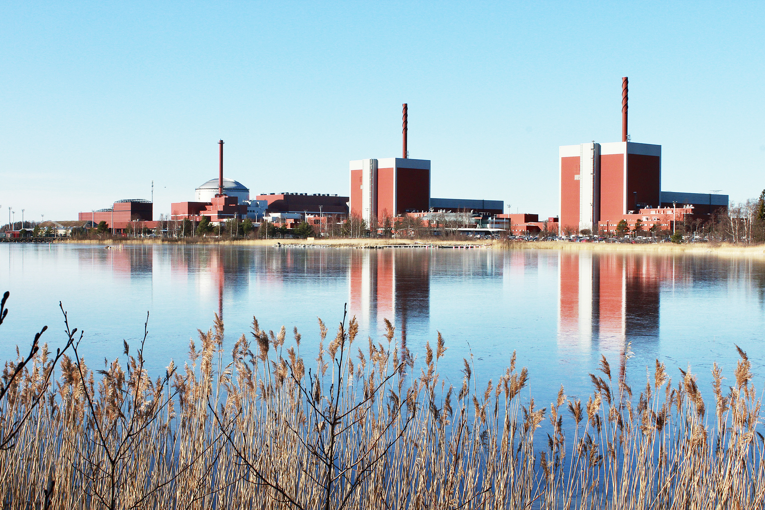 Två aktiva kärnkraftsreaktorer finns i Olkiluoto. Bygget av den tredje reaktorn, längst till vänster på bilden, har pågått sedan 2005. 