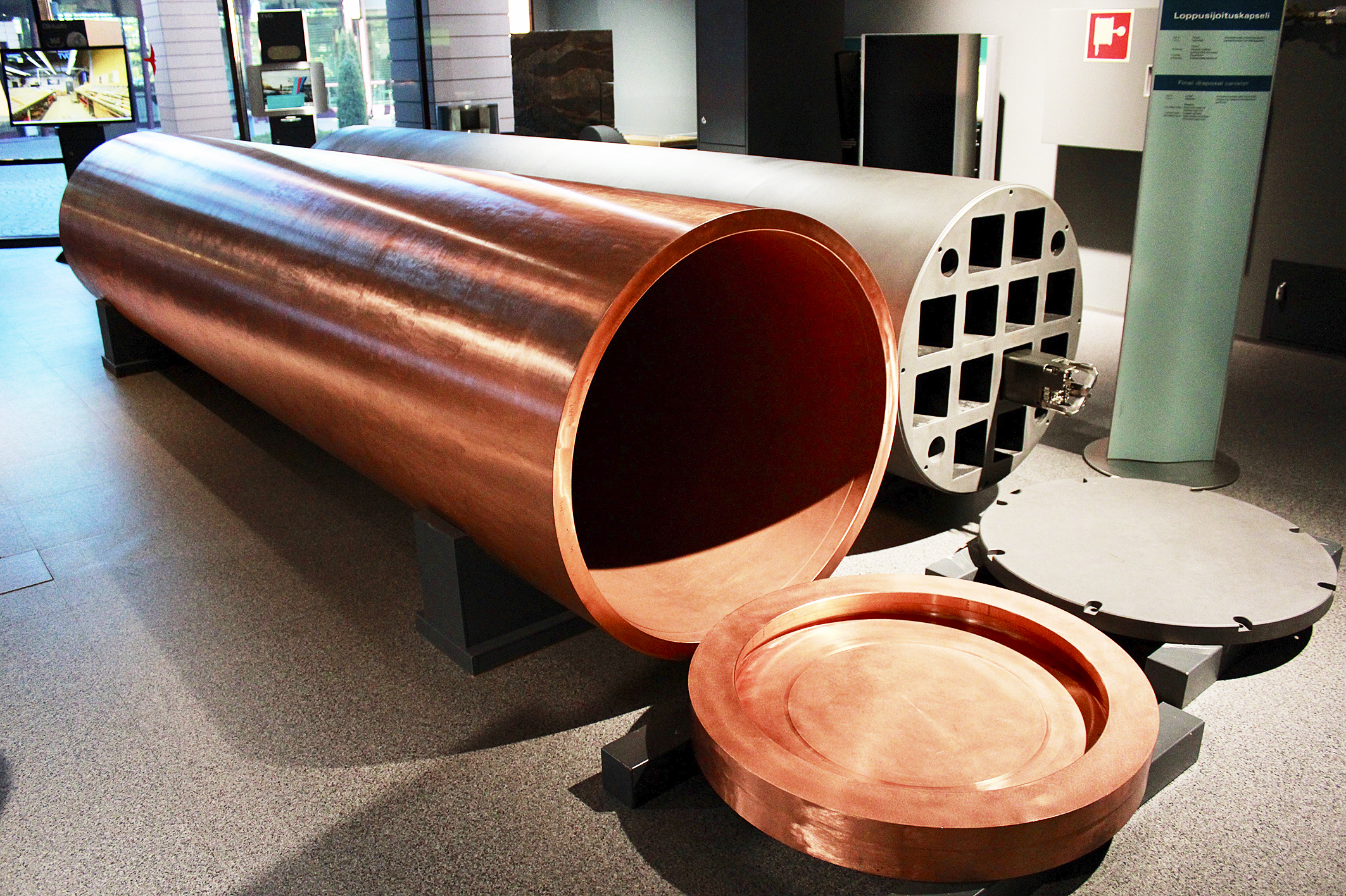 Kärnbränslet ska läggas i en gjutjärnsinsats (till höger) som sedan placeras i kopparkapslar med ett fem centimeter tjockt hölje.