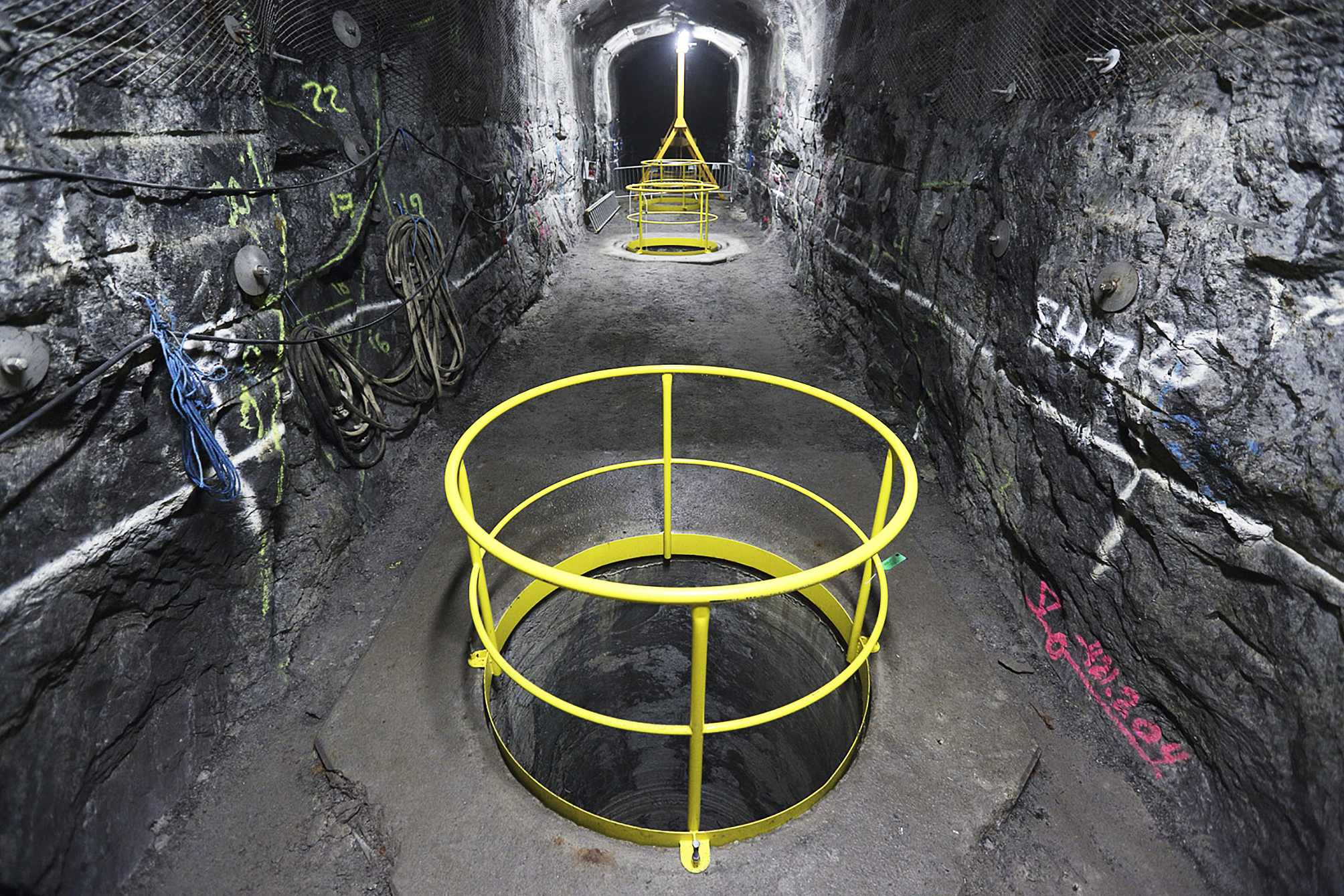 I demonstrationstunnlar visas hur kapslarna med kärnavfall ska deponeras i lodräta hål som är 6–8 meter djupa.