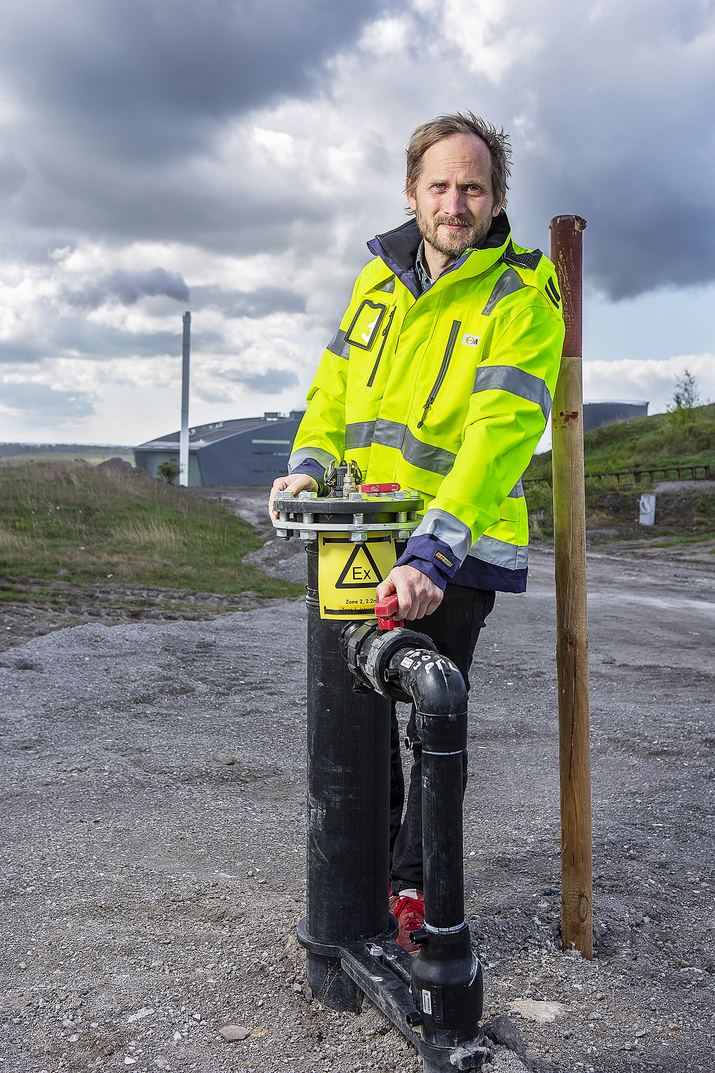 Ludvig Landén, miljö- och utvecklingschef på NSR, vid en av de nya deponigasinstallationerna som kraftigt ska öka uttaget av metangas.