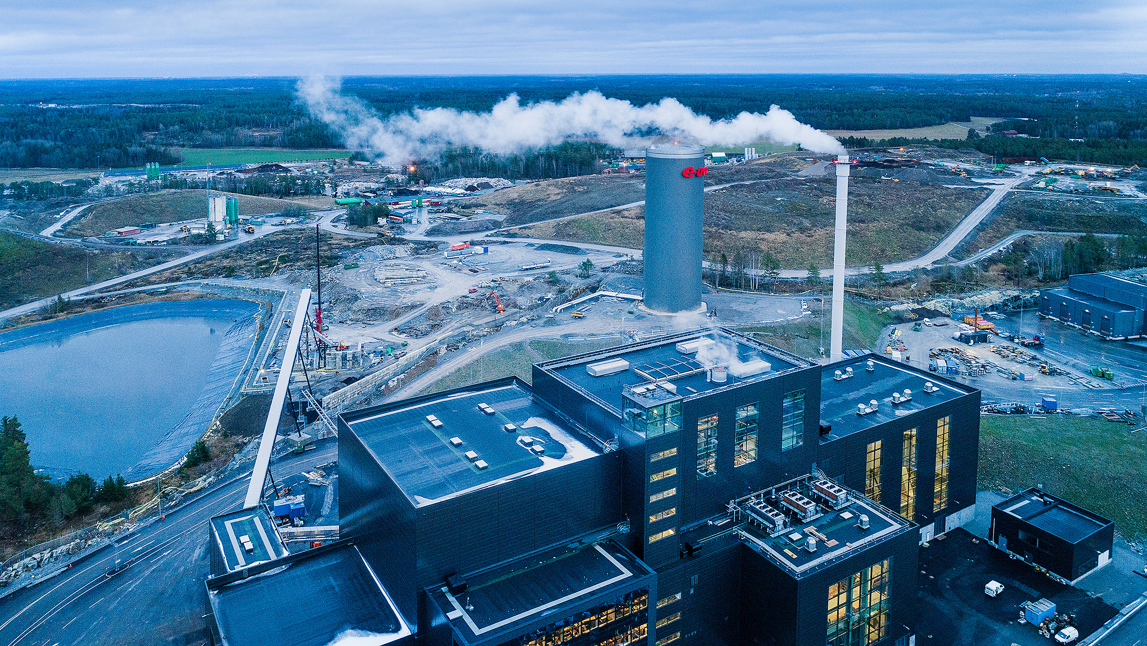 Pannan i Eons kraftvärmeanläggning i Högbytorp, som invigdes  i våras, har en kapacitet på 100 MW tillfört restavfall.