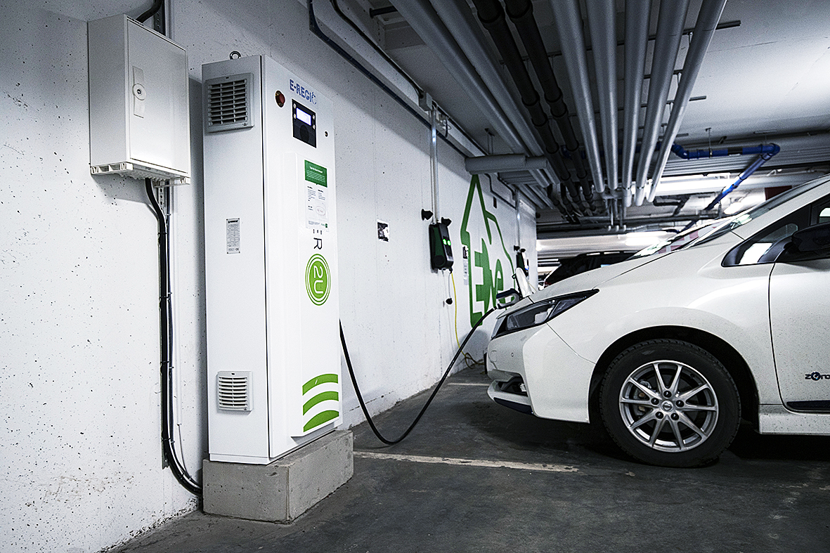 Öbo har även påbörjat tester med så kallad vehicle to grid, där bilbatterierna kan leverera el till elnätet.